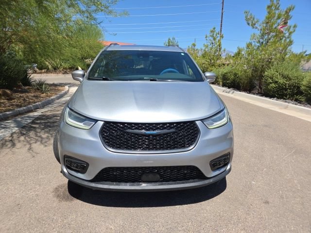 Used 2021 Chrysler Pacifica Limited w/ Uconnect Theater Family Group FWD image 2