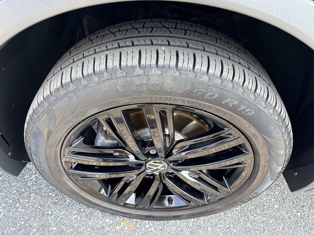 Used 2022 Volkswagen Tiguan SE R-Line image 12