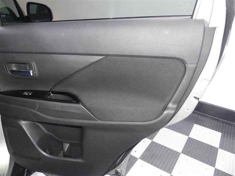 Used 2020 Mitsubishi Outlander SE image 26