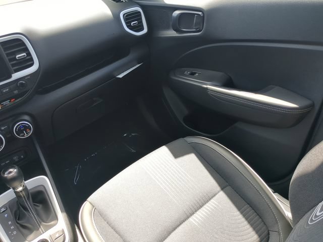 Used 2025 Hyundai Venue Limited FWD image 17