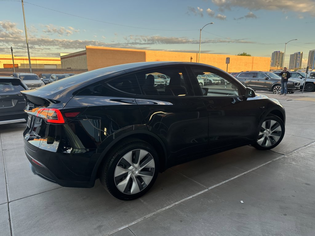 Used 2024 Tesla Model Y Long Range image 3