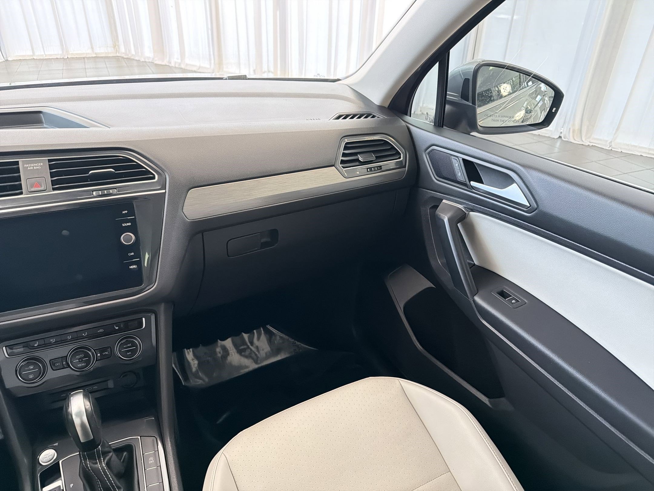 Used 2021 Volkswagen Tiguan SE w/ Panoramic Sunroof Package image 28