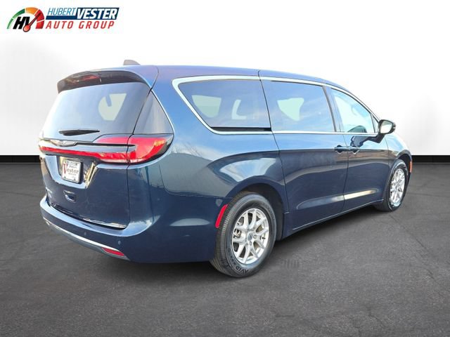 Used 2024 Chrysler Pacifica Touring-L FWD image 6