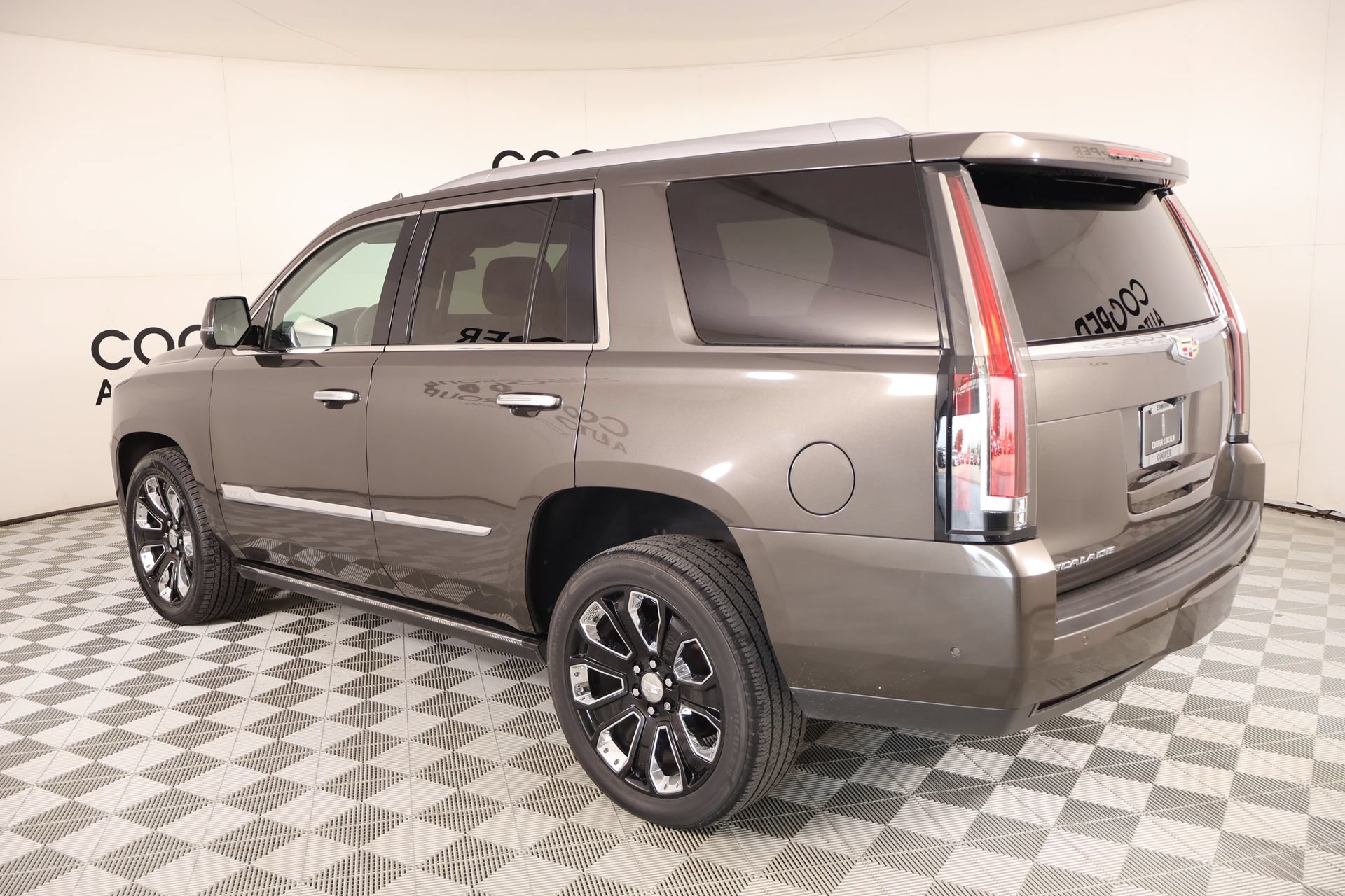 Used 2020 Cadillac Escalade Premium Luxury w/ LPO, Radiant Package AWD/4WD image 26