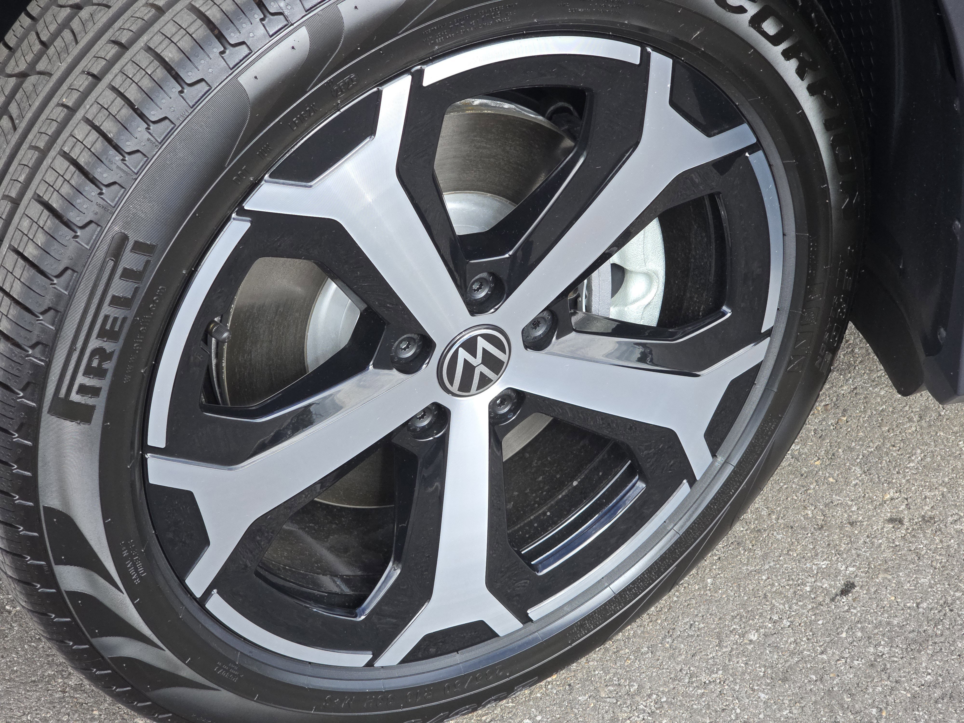 New 2025 Volkswagen Tiguan SE image 13