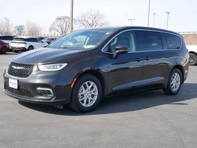 Used 2023 Chrysler Pacifica Touring-L image 2