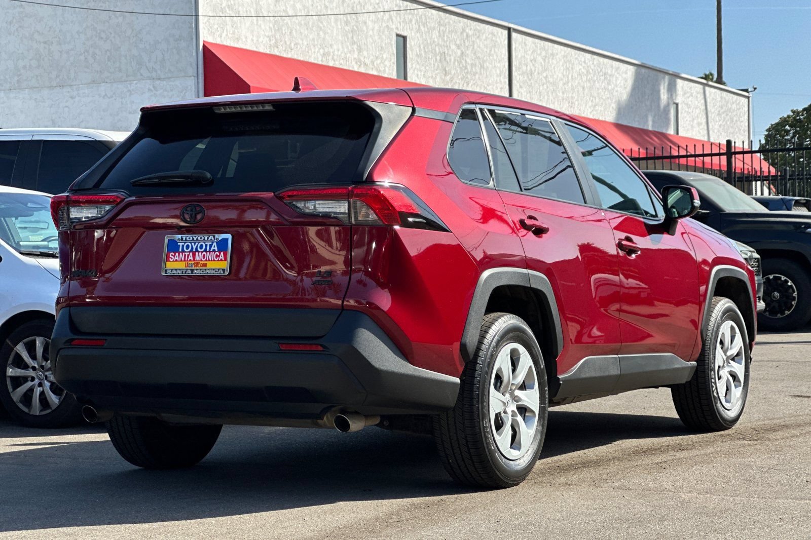 Used 2022 Toyota RAV4 LE AWD/4WD image 4
