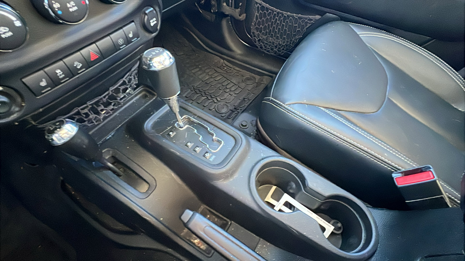 Used 2014 Jeep Wrangler Unlimited Rubicon image 30