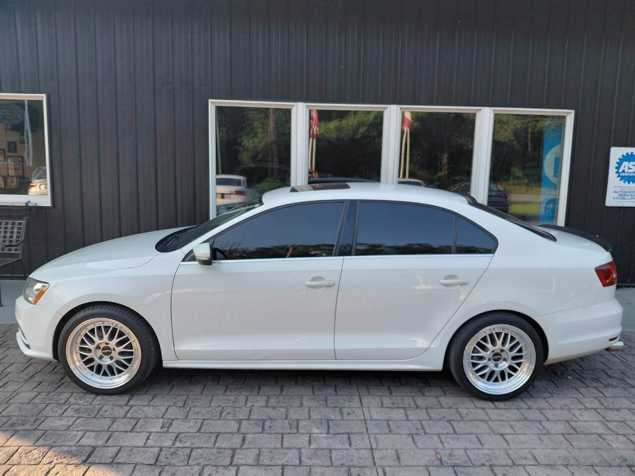Used 2017 Volkswagen Jetta SE FWD image 2