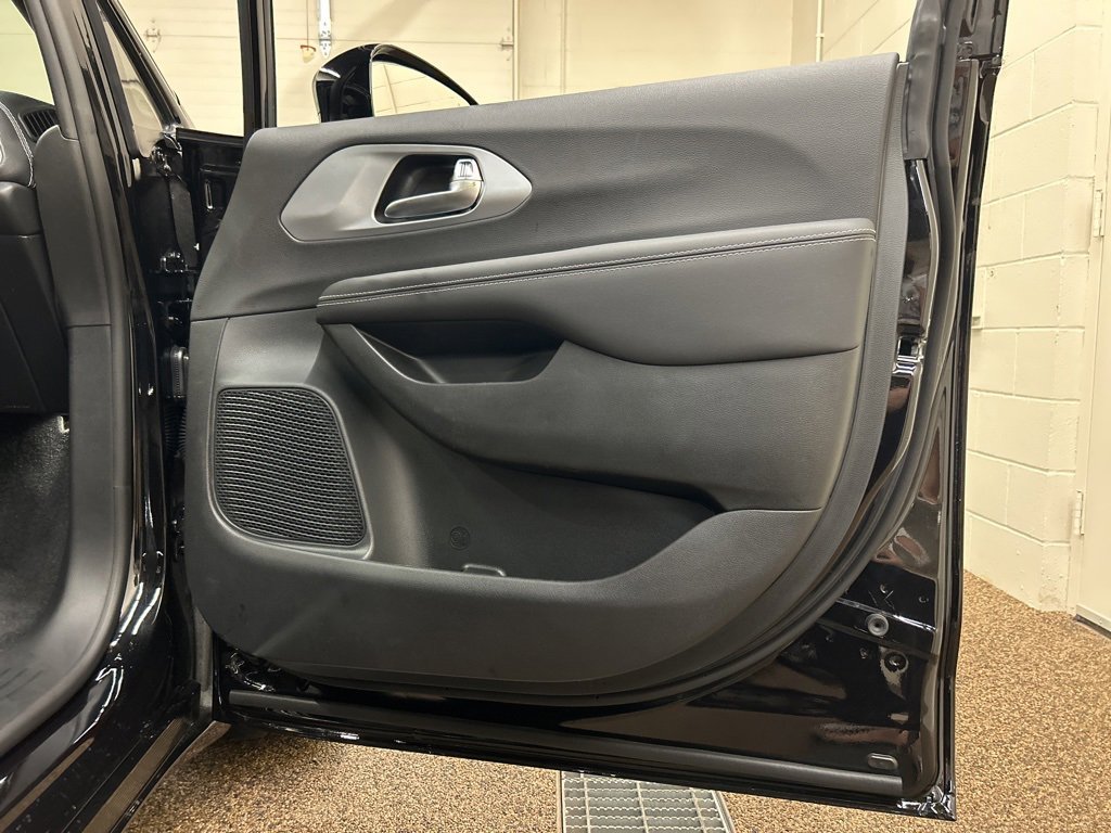 New 2026 Chrysler Pacifica Limited image 14