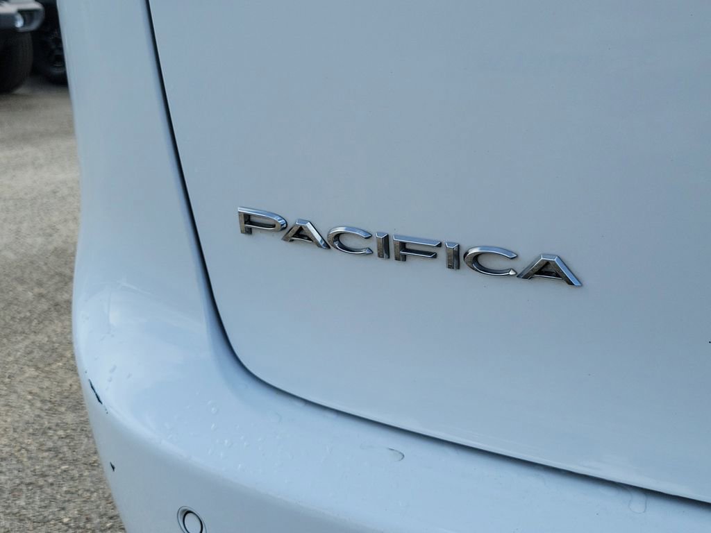 Used 2024 Chrysler Pacifica Touring-L FWD image 5