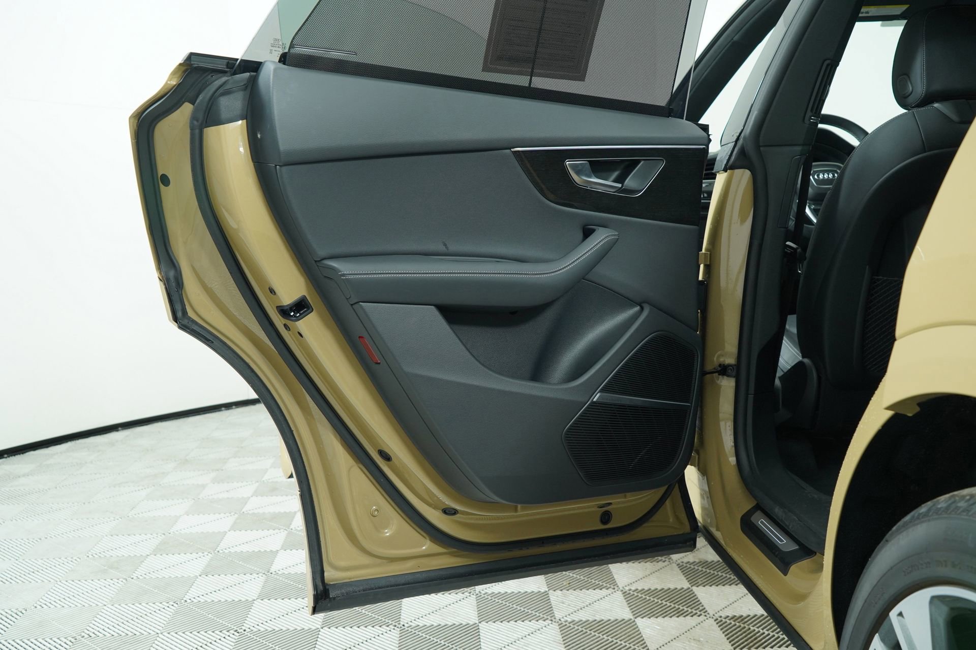 Certified 2025 Audi Q8 Premium Plus w/ Premium Plus Package AWD/4WD image 23