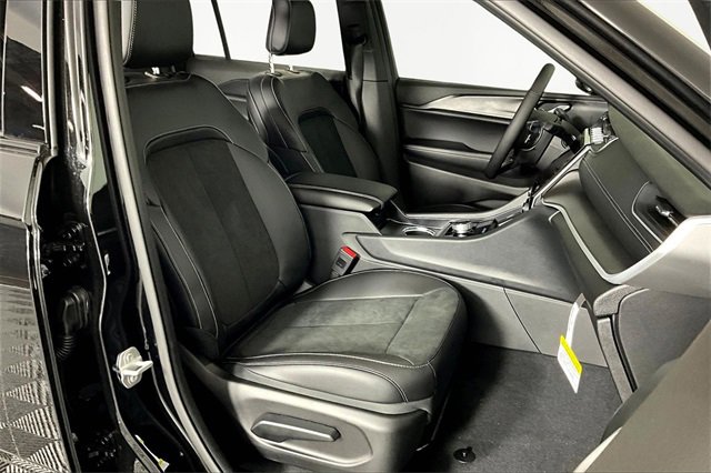 New 2025 Jeep Grand Cherokee Altitude image 12
