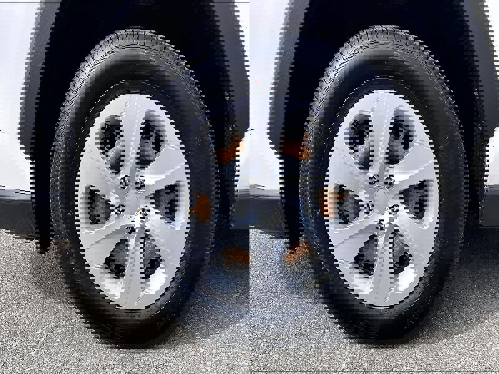 Used 2019 Toyota RAV4 LE image 7