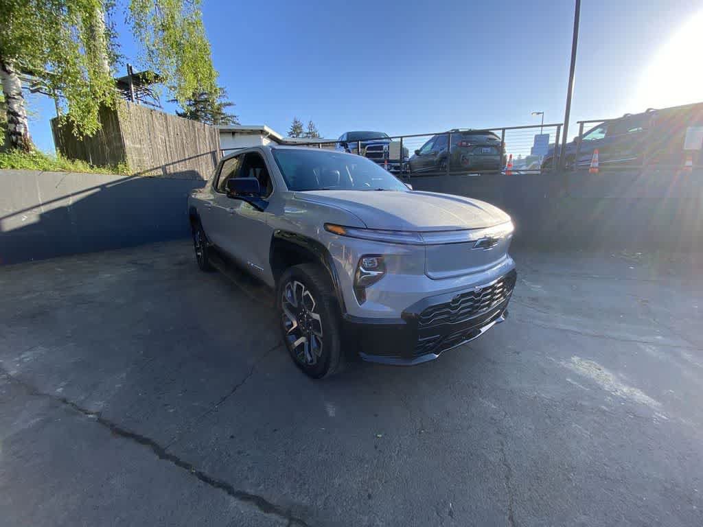 Used 2025 Chevrolet Silverado EV RST AWD/4WD image 8