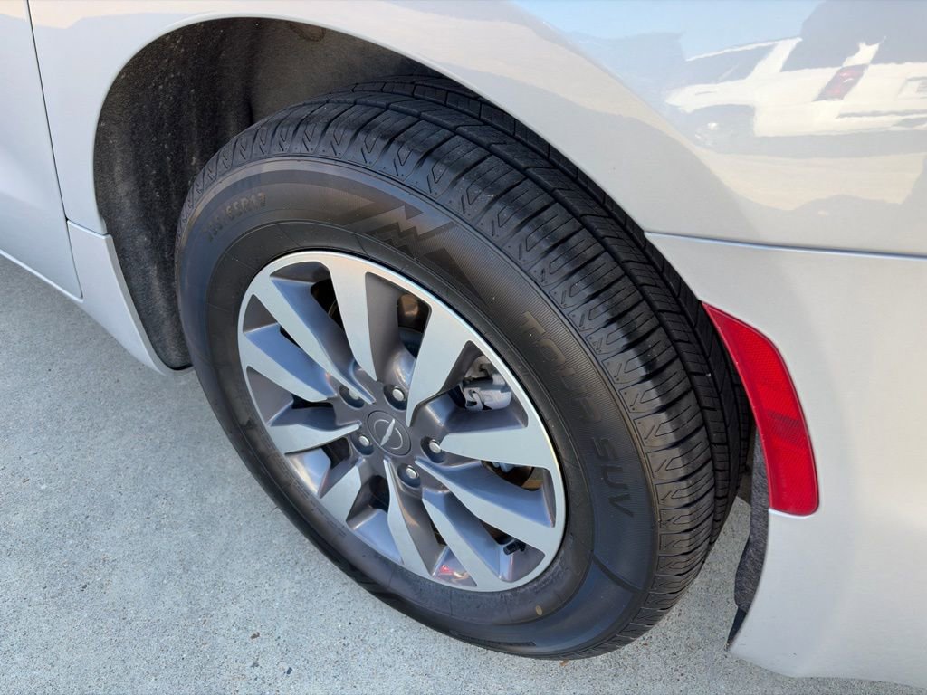 Used 2023 Chrysler Pacifica Touring-L image 9