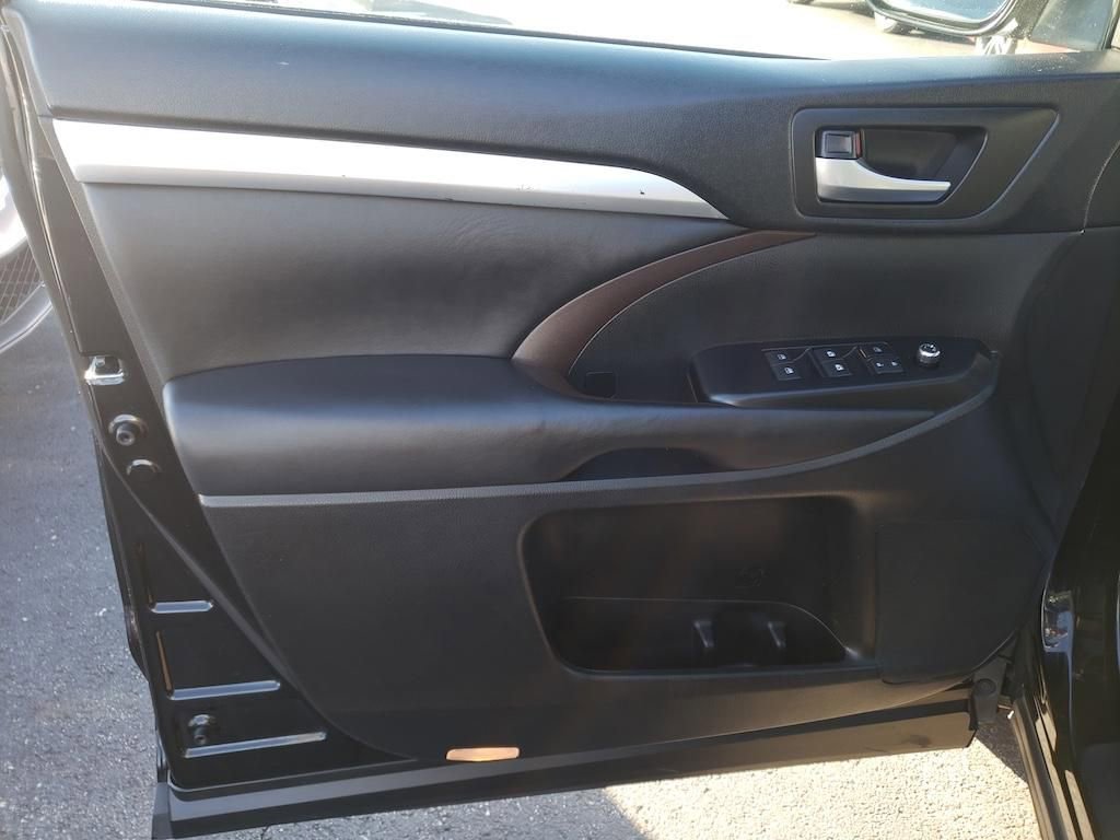 Used 2019 Toyota Highlander XLE image 21