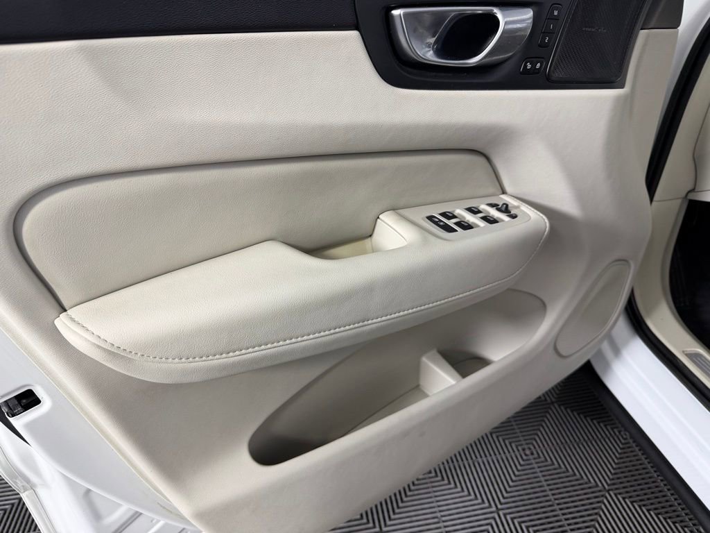 Used 2023 Volvo XC60 B5 Ultimate w/ Climate Package image 25
