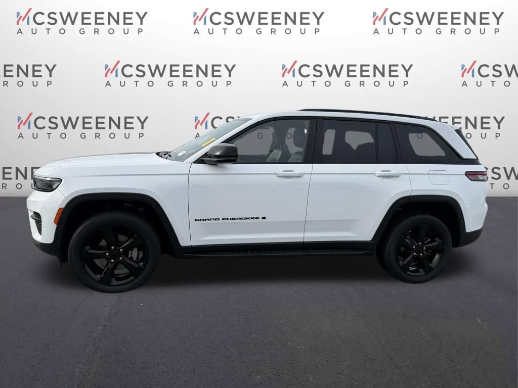 Used 2023 Jeep Grand Cherokee Altitude RWD image 2