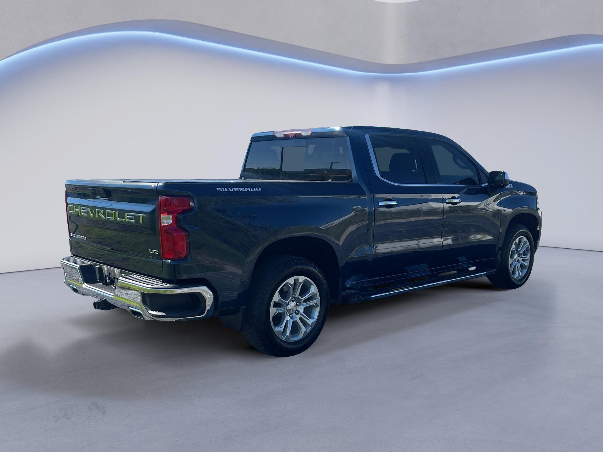 Used 2022 Chevrolet Silverado 1500 LTZ w/ LTZ Premium Package AWD/4WD image 6