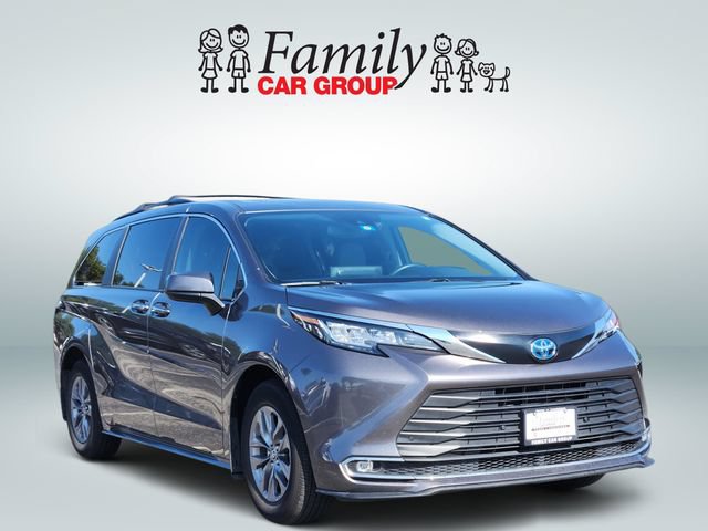Certified 2023 Toyota Sienna XLE FWD image 2