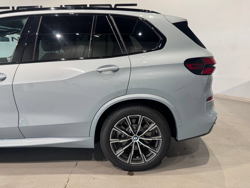 Used 2026 BMW X5 xDrive50e w/ M Sport Package AWD/4WD image 4