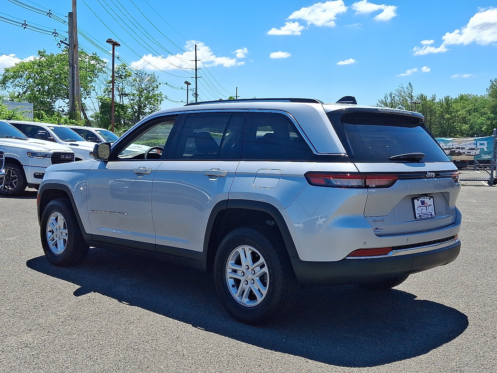 Used 2023 Jeep Grand Cherokee Laredo w/ Luxury Tech Group I AWD/4WD image 5
