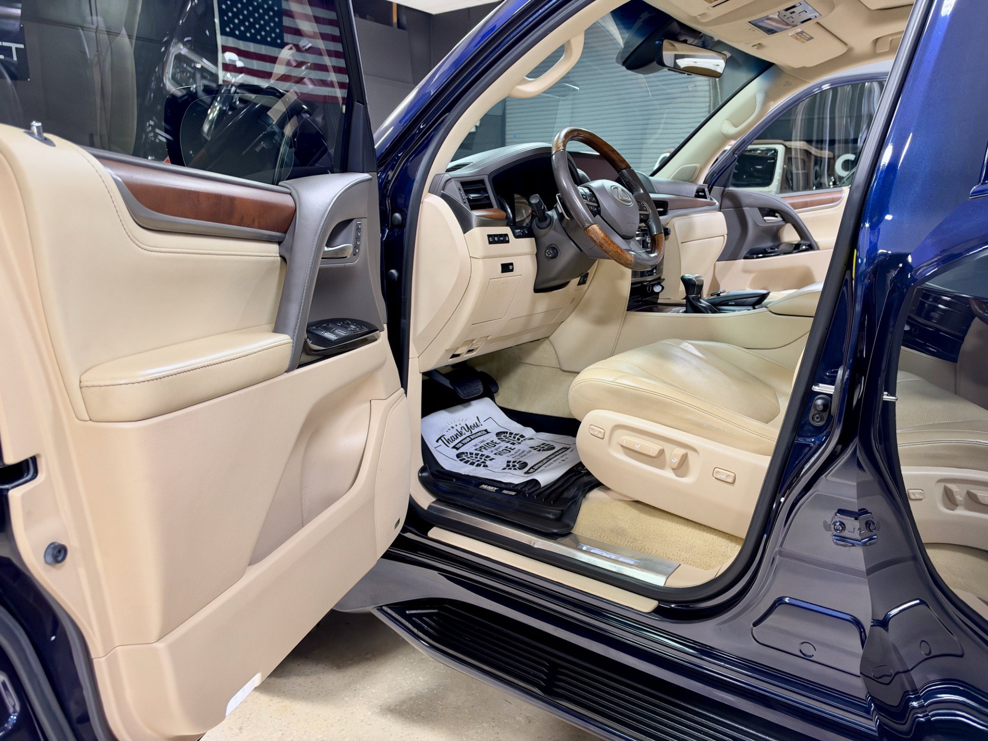 Used 2017 Lexus LX 570 4WD w/ Luxury Package image 20