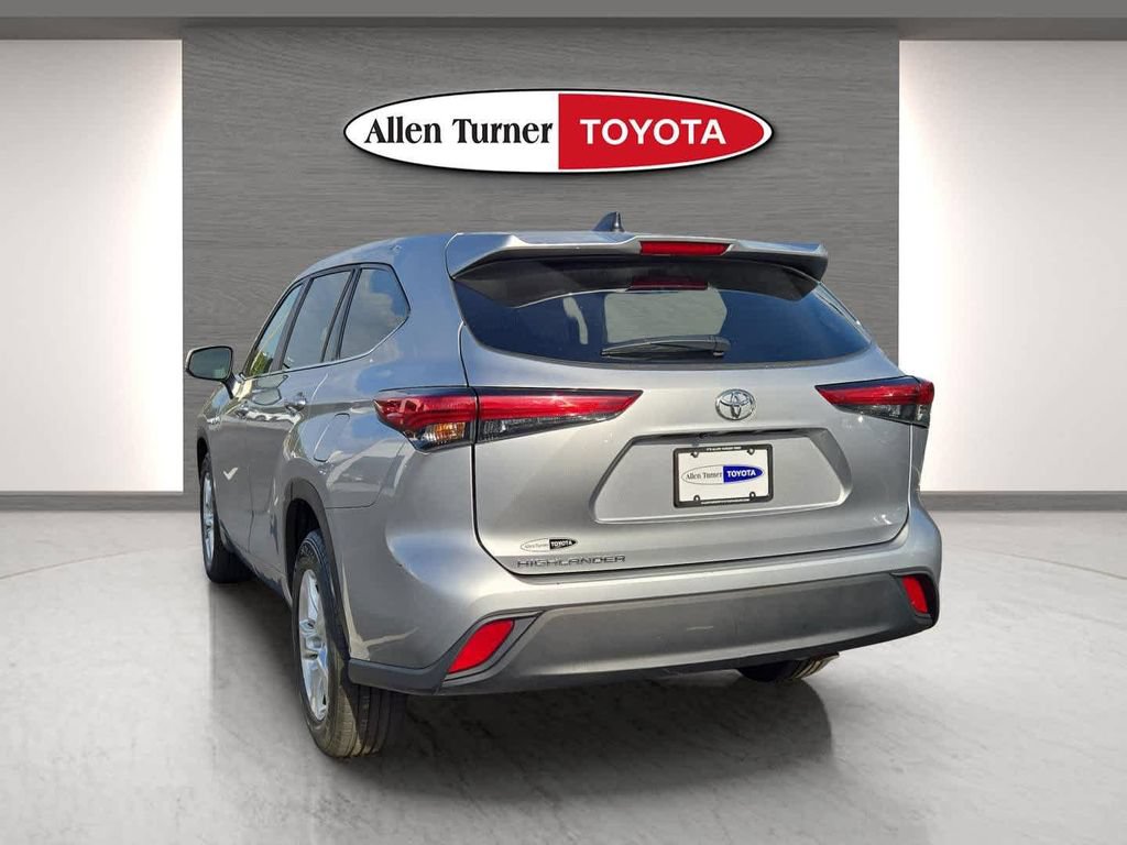 Used 2023 Toyota Highlander L FWD image 9