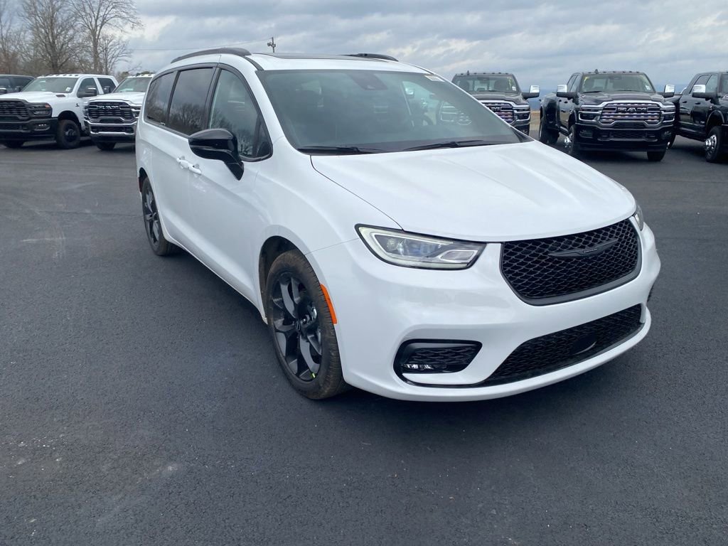 New 2026 Chrysler Pacifica Limited w/ S Appearance Package image 3