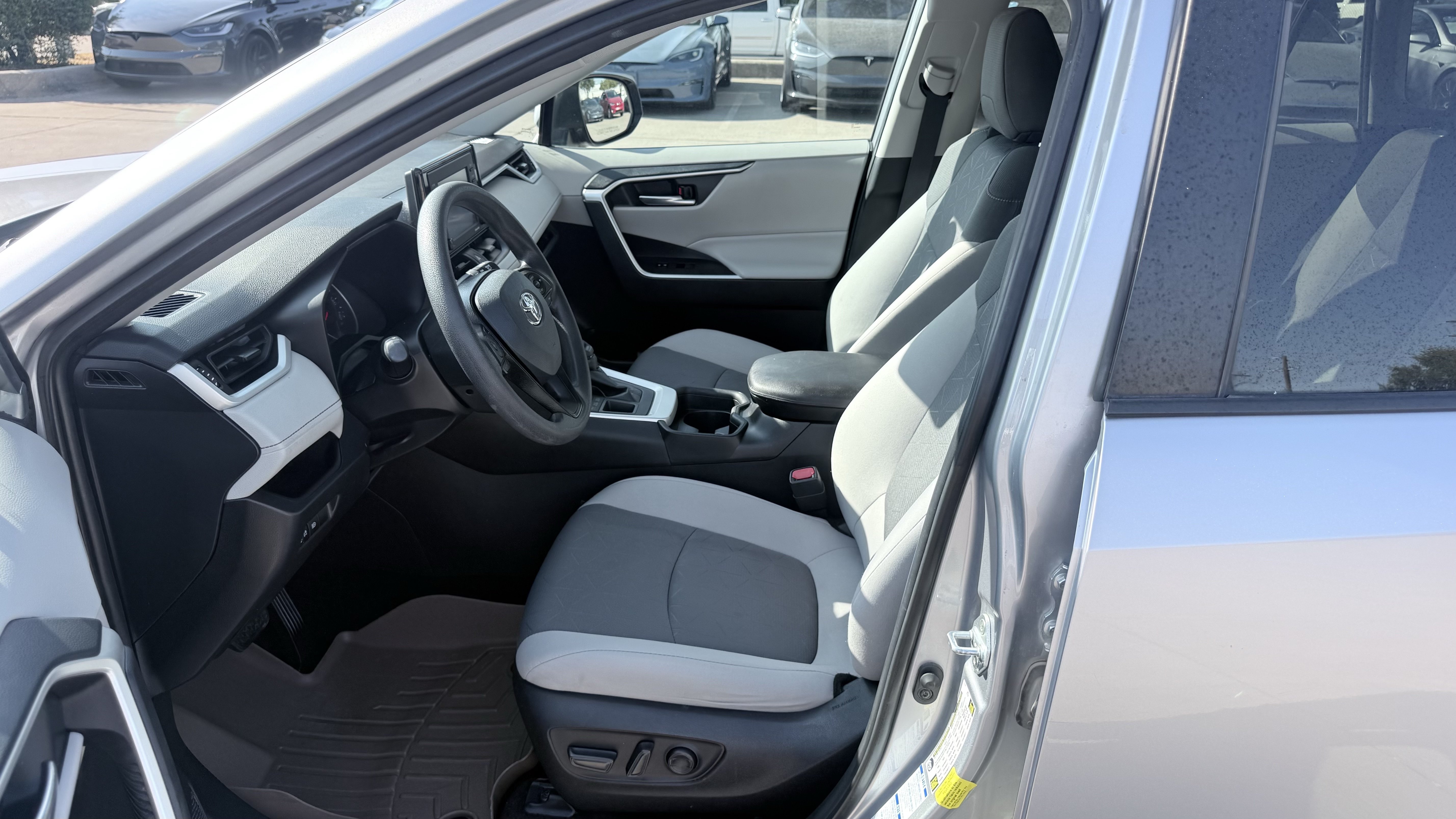 Used 2021 Toyota RAV4 XLE AWD/4WD image 18