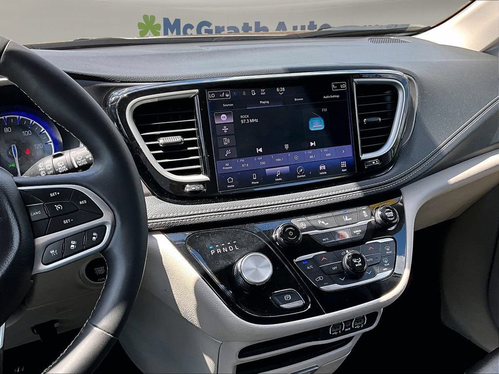 Used 2024 Chrysler Pacifica Touring-L FWD image 11