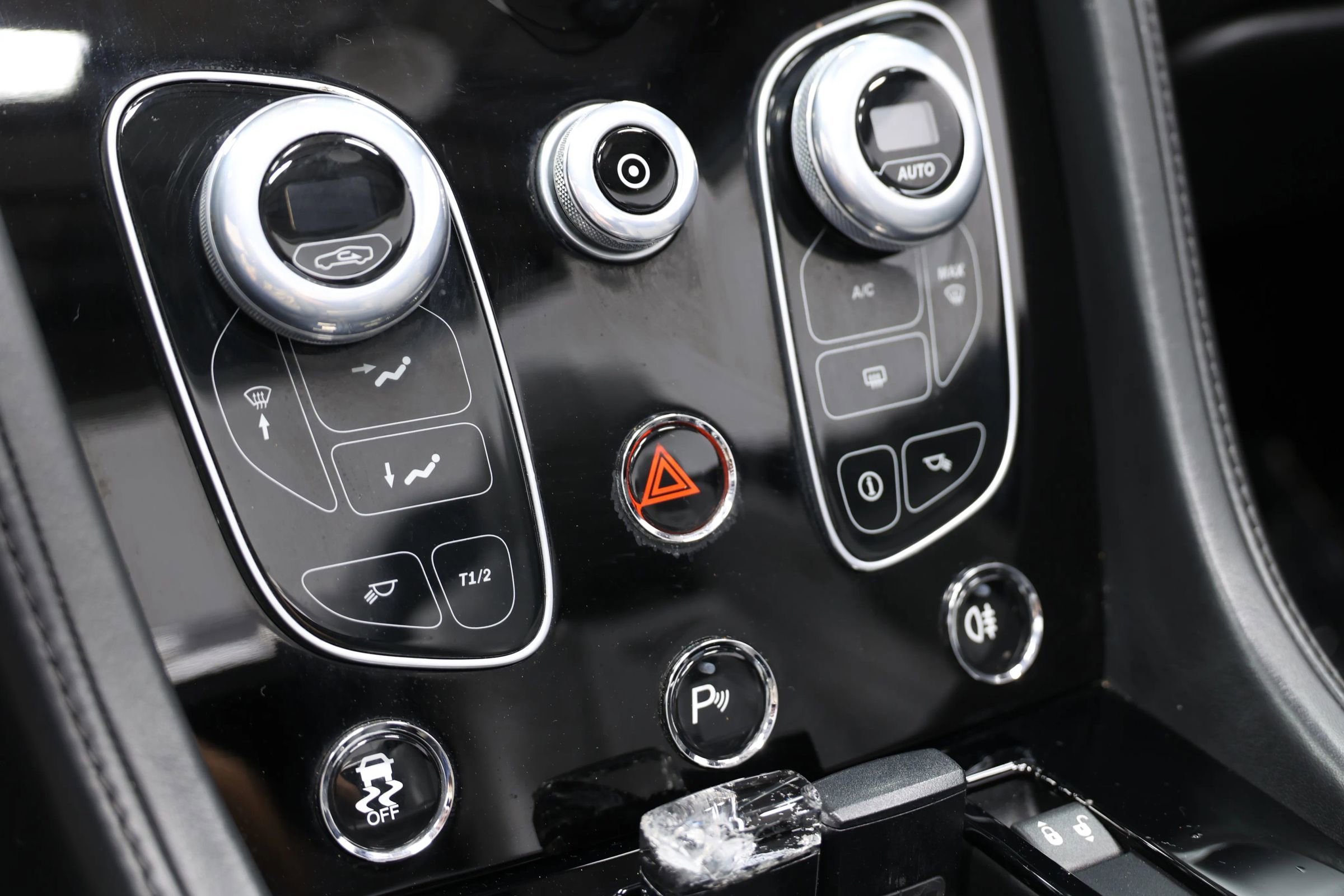 Used 2016 Aston Martin V8 Vantage S RWD image 32