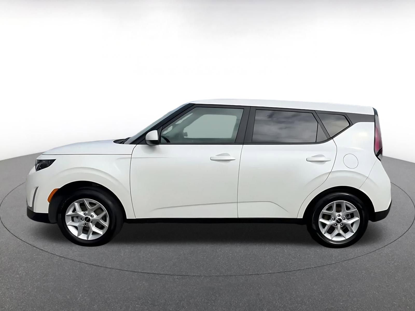 Used 2025 Kia Soul LX w/ LX Technology Package FWD image 9