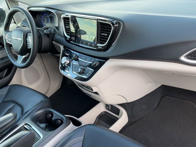 Used 2023 Chrysler Pacifica Touring-L image 19