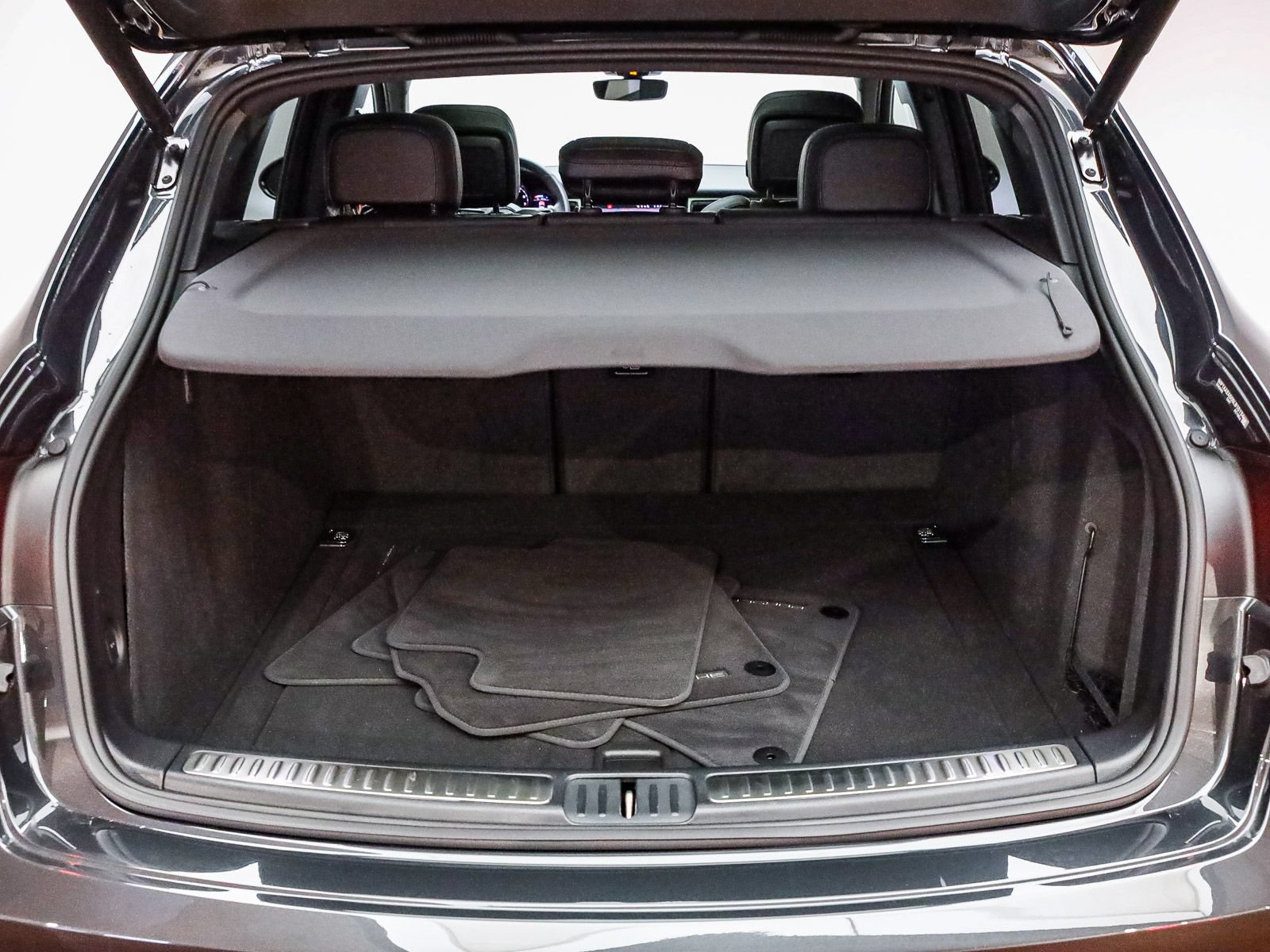 Certified 2025 Porsche Macan AWD/4WD image 31