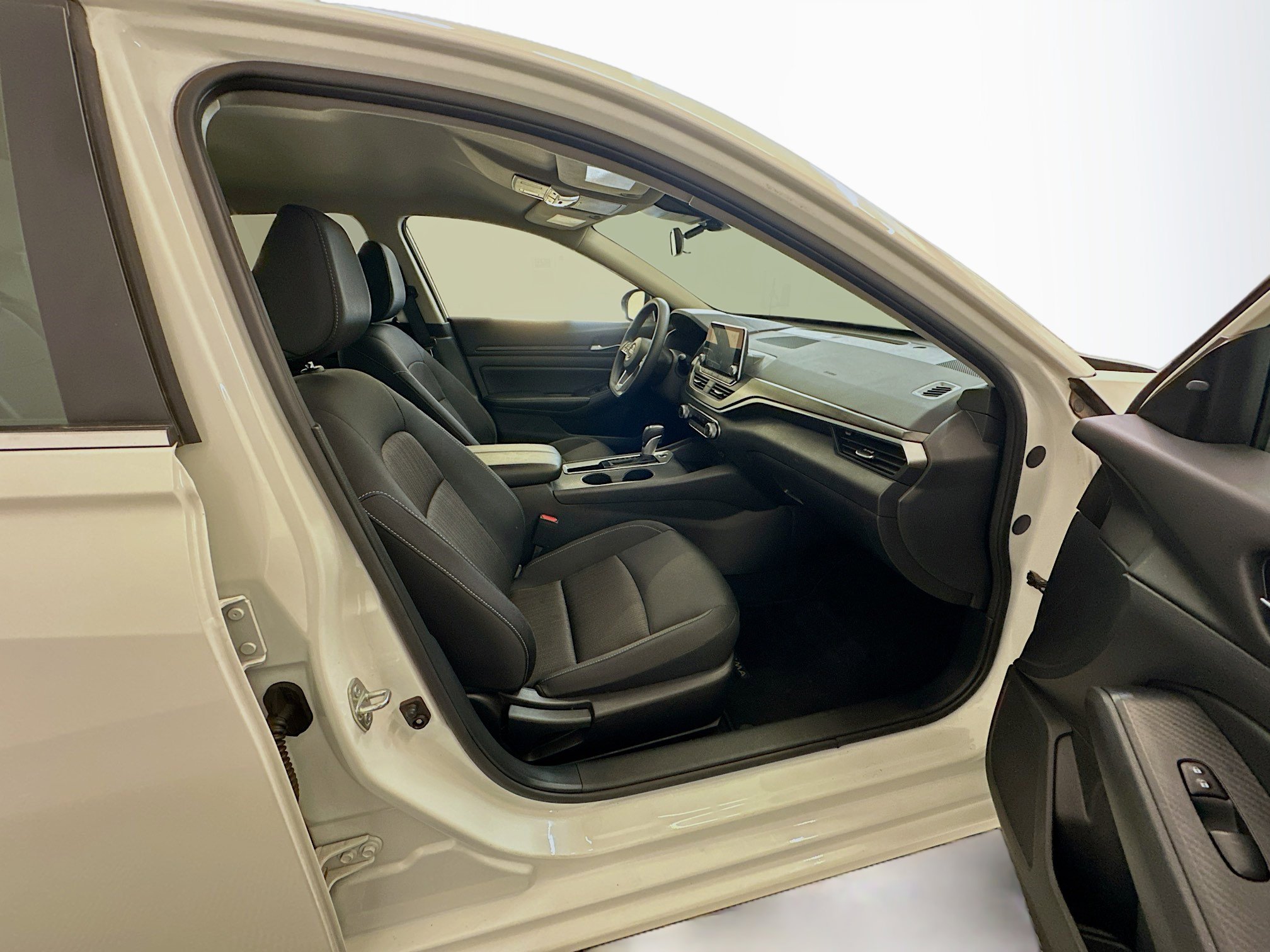 Used 2025 Nissan Altima 2.5 SV image 30