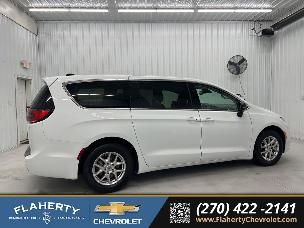 Used 2024 Chrysler Pacifica Touring-L FWD image 2