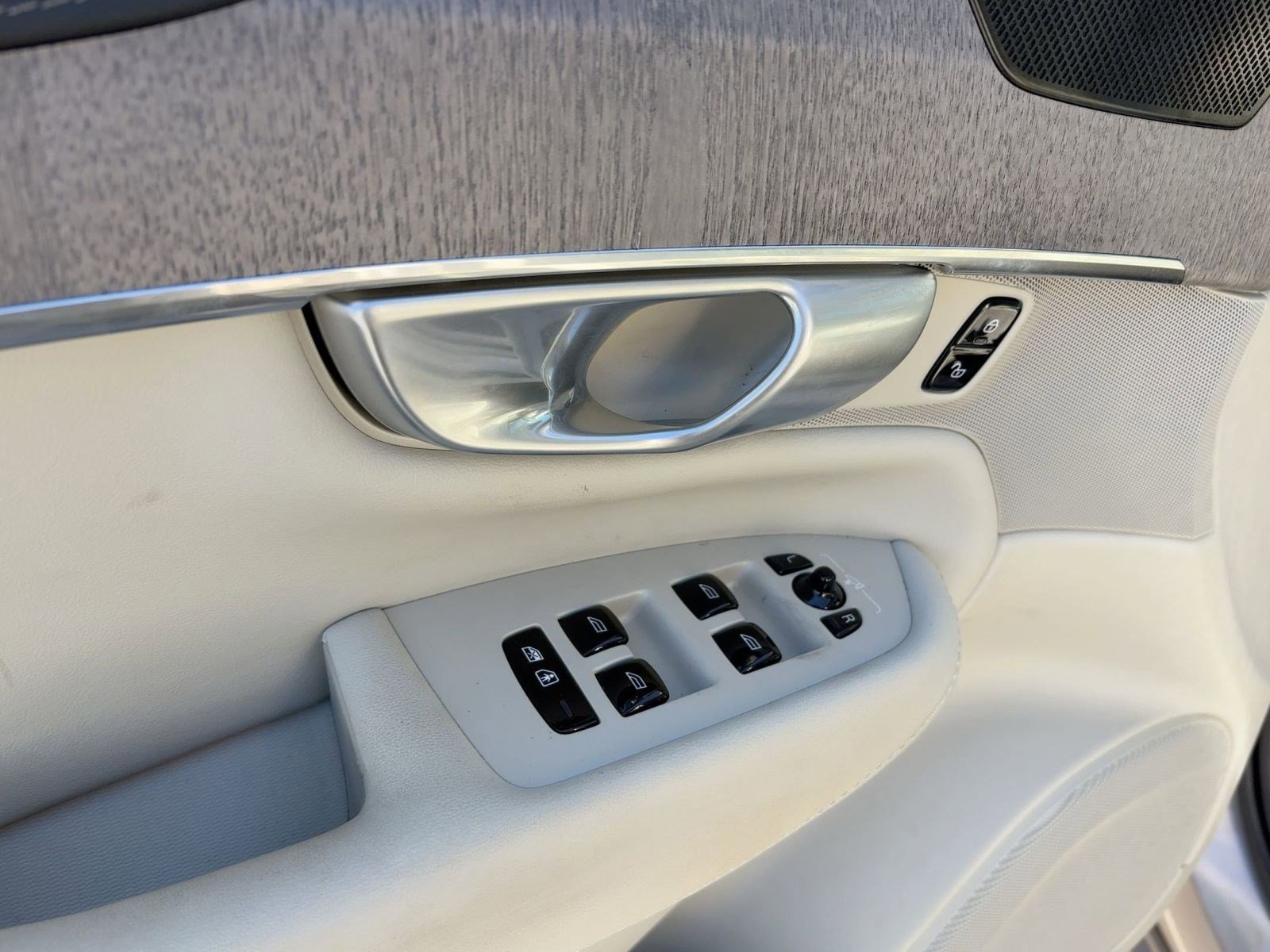 Certified 2024 Volvo XC90 B6 Ultimate w/ Protection Package Premier image 12