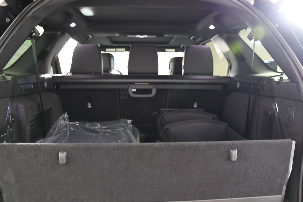 Certified 2025 Land Rover Discovery Dynamic SE image 23