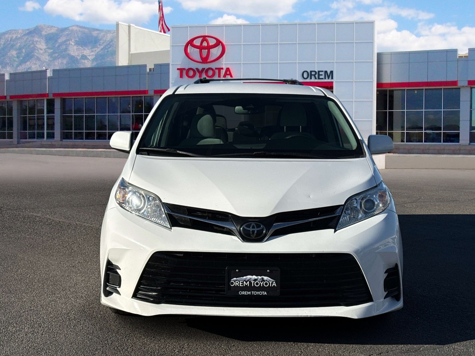 Used 2020 Toyota Sienna LE w/ LE Preferred Package FWD image 2