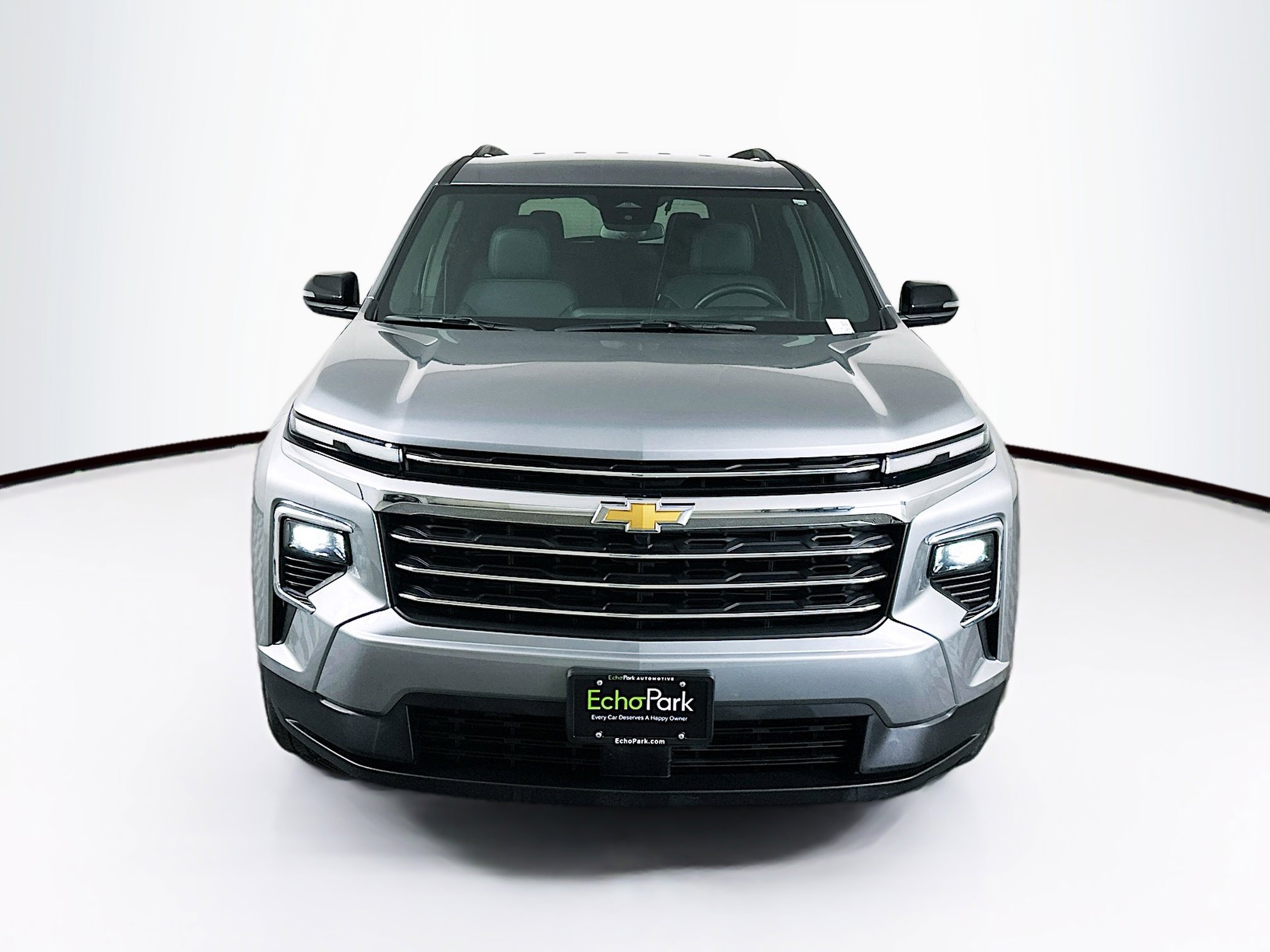 Used 2025 Chevrolet Traverse LT image 2