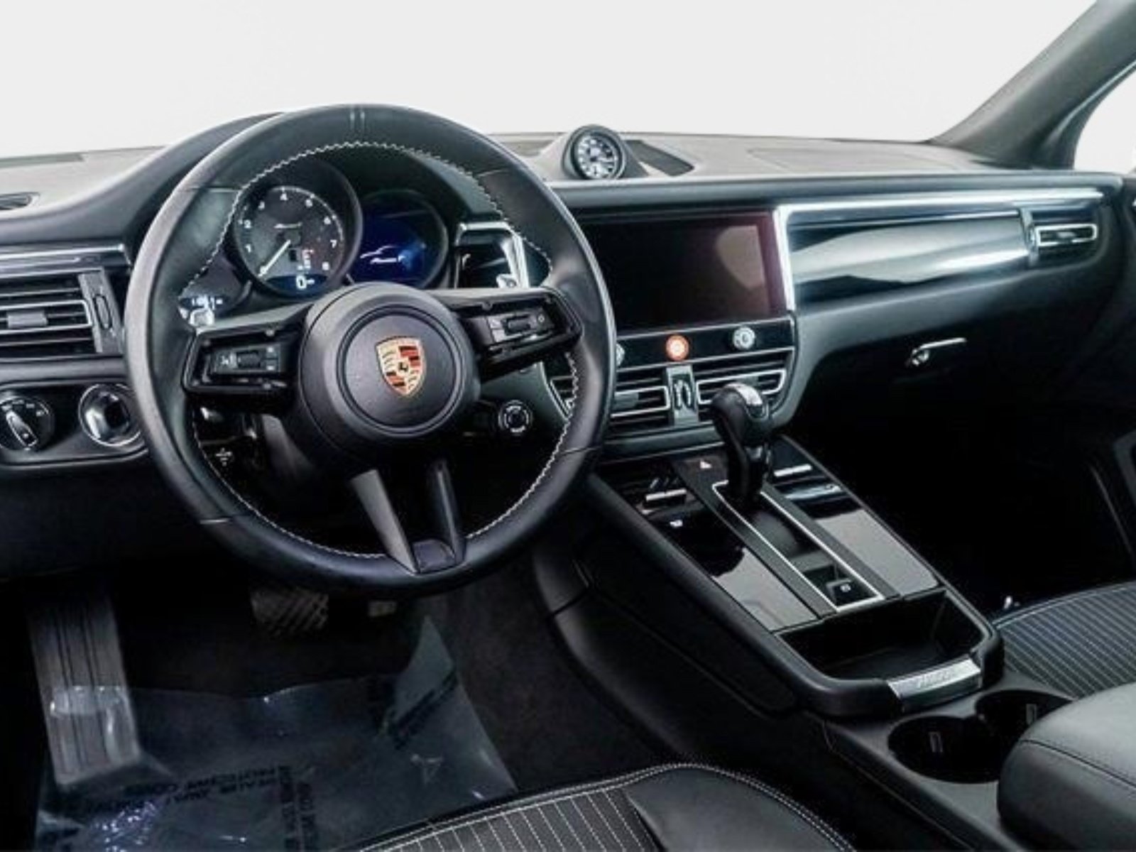 Used 2025 Porsche Macan Turbo AWD/4WD image 2