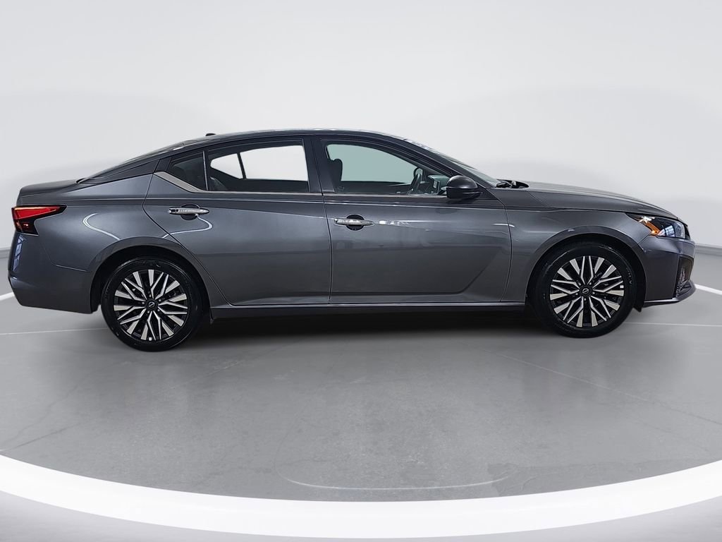 Used 2025 Nissan Altima 2.5 SV FWD image 2