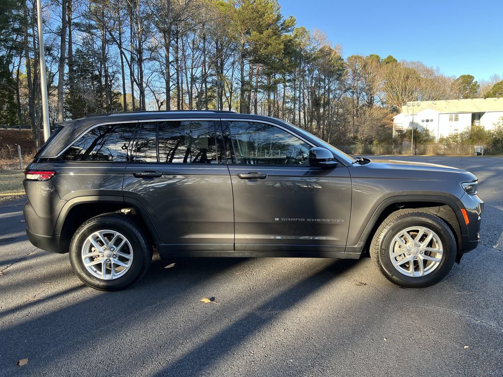 Used 2023 Jeep Grand Cherokee Laredo AWD/4WD image 2