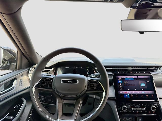 Used 2023 Jeep Grand Cherokee Overland w/ Luxury Tech Group IV AWD/4WD image 16