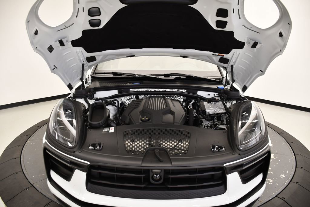 Certified 2025 Porsche Macan image 13