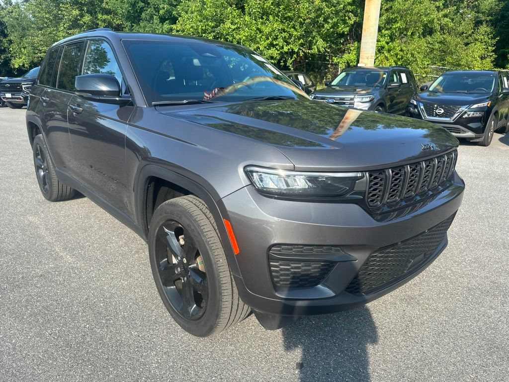 Used 2023 Jeep Grand Cherokee Altitude AWD/4WD image 3