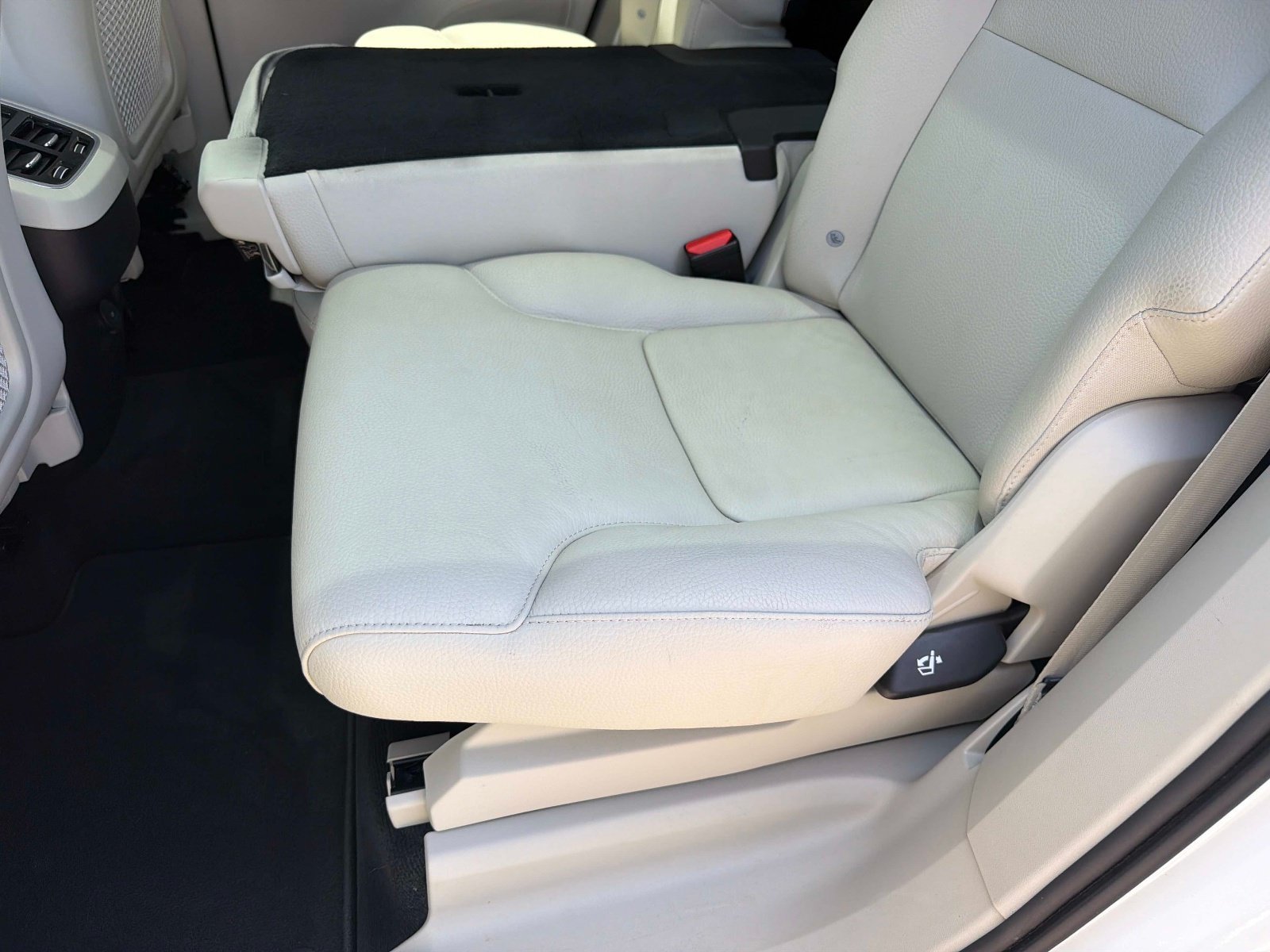 Used 2021 Volvo XC90 T5 Momentum w/ Climate Package FWD image 13