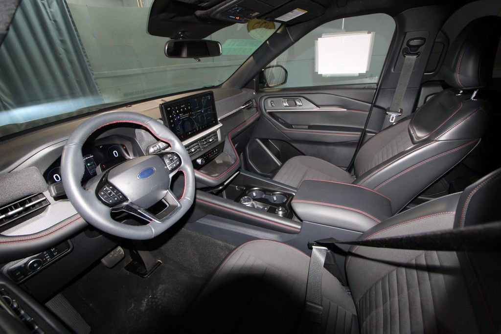 Used 2025 Ford Explorer ST-Line image 2